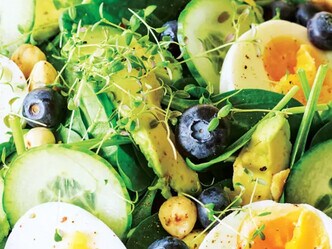 Barevný salát s vařeným vejcem