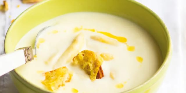 Chřestová polévka se sýrovou bagetkou