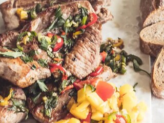 Pikantní krůtí steaky s mangovou salsou