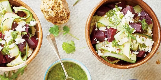 Okurkový salát s řepou a rukolovým pestem