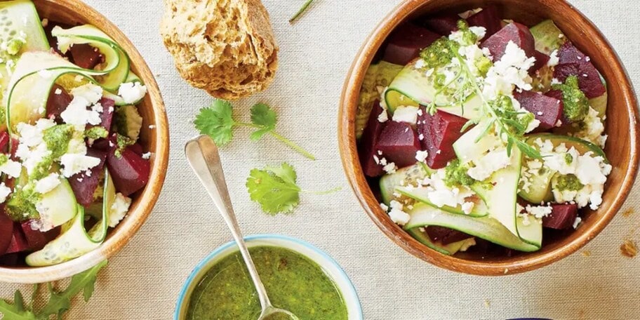 Okurkový salát s řepou a rukolovým pestem