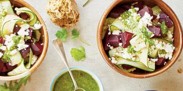 Okurkový salát s řepou a rukolovým pestem