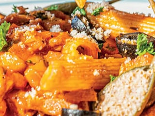 Penne s kuřecím ragú a parmazánem