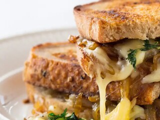 Sendvič s grilovanou cibulkou a sýrem