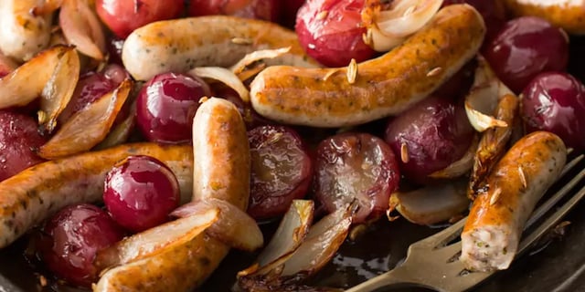 Smažené klobásy s hroznovým vínem