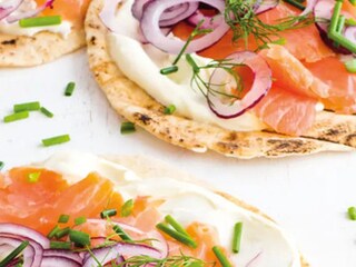 Uzený losos v pita chlebu se zakysanou smetanou