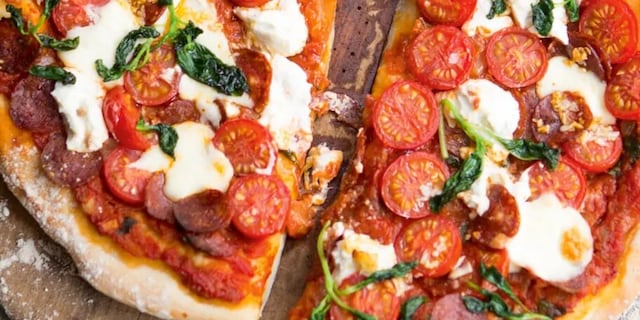 Domácí pizza s pikantním salámem a rajčaty