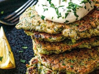 Brokolicové placičky s jemným smetanovým dipem