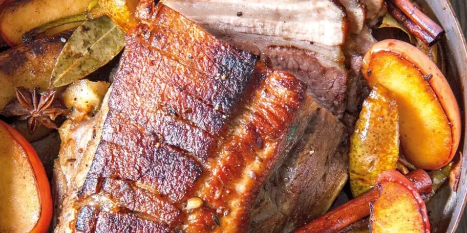 Pomalu pečený bůček na jablkách a hruškách