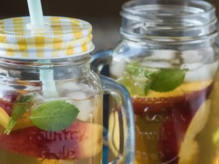 Ledový čaj s nektarinkami