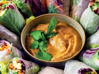 Svěží jarní závitky s lilkem a dipem z tahini