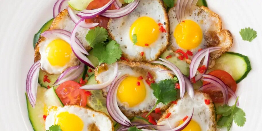 Asijský salát s křepelčími vajíčky