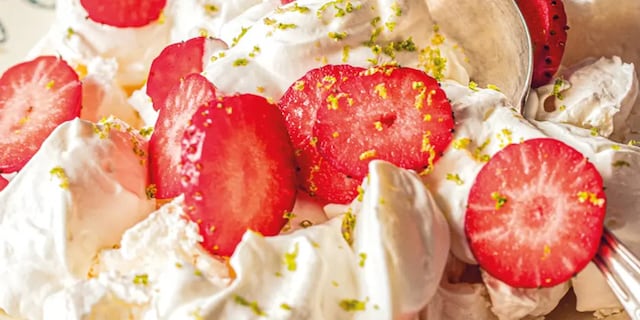 Jahodové pusinky neboli Eton mess