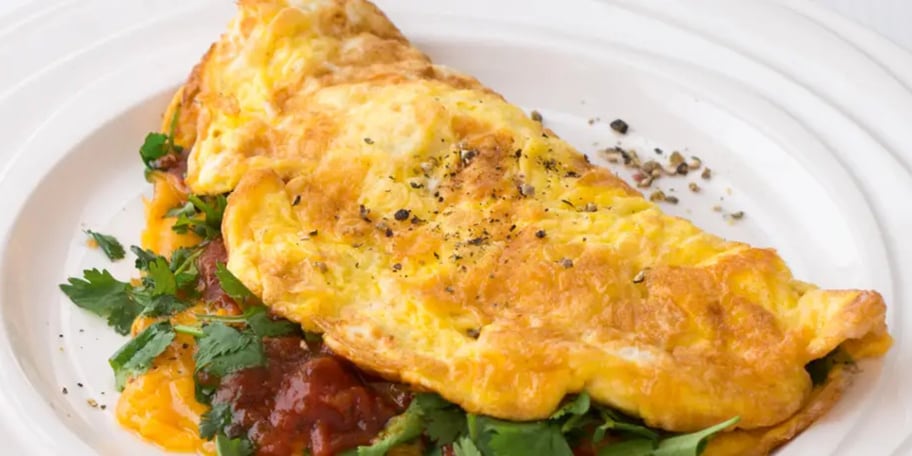 Austrálská snídaně - vaječná omeleta s rajčaty, sýrem