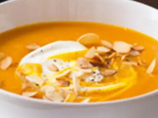 Dýňová polévka s praženými mandlemi