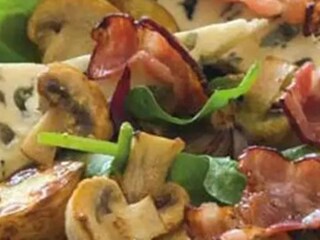 Salát s teplými brambory a špenátem