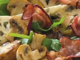 Salát s teplými brambory a špenátem