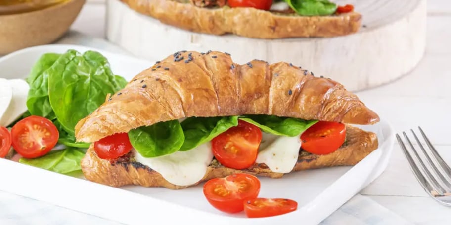 Croissanty Caprese s mozzarellou a cherry rajčaty