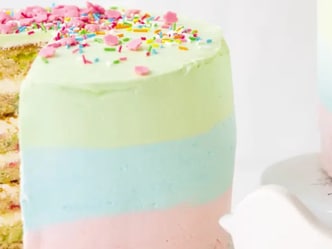 Duhový narozeninový dort s vanilkovým krémem