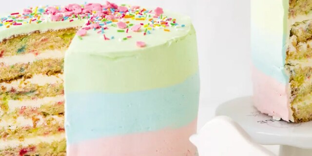 Duhový narozeninový dort s vanilkovým krémem