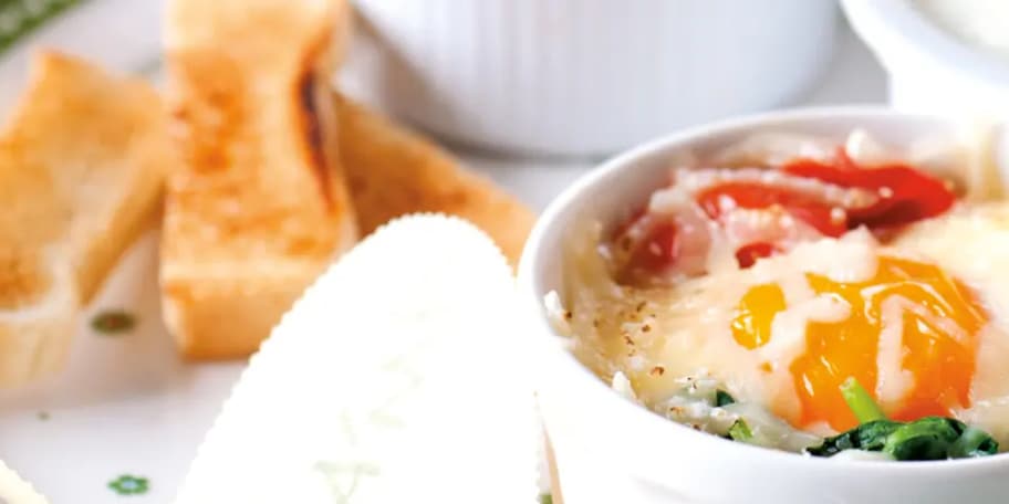 Zapečená vajíčka se špenátem, šunkou a sýrem