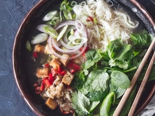 Kuřecí polévka s tofu, vlasovými nudlemi a špenátem