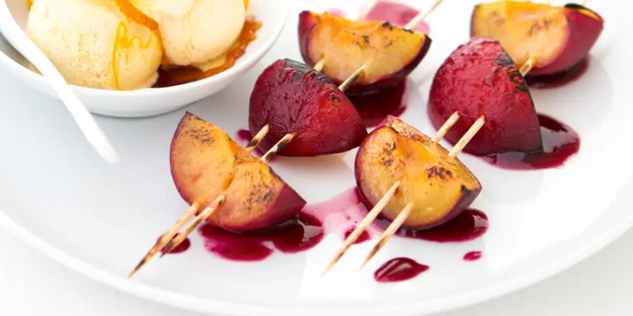 Grilované blumy na špejli se zmrzlinou