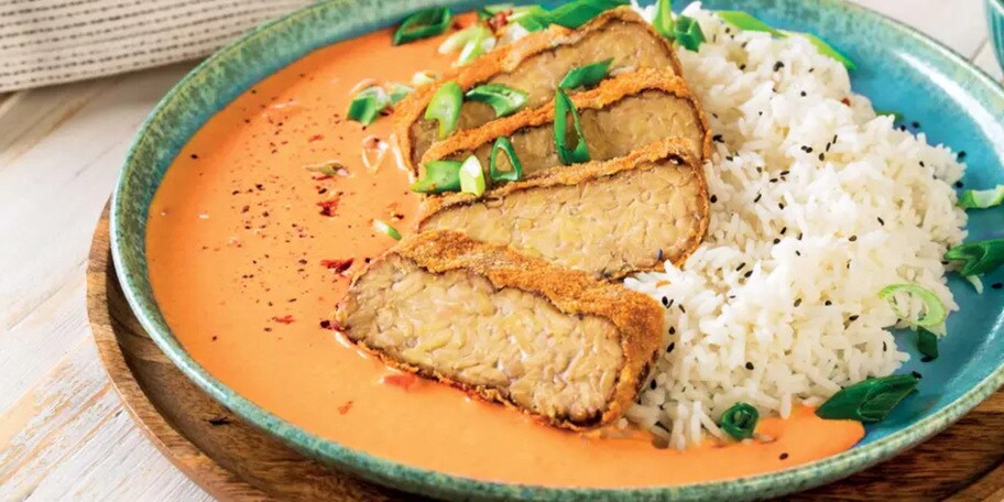 Smažený tempeh à la kuře na paprice s rýží