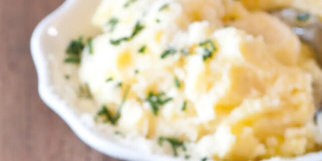 Bramborová kaše s pečeným česnekem a podmáslím