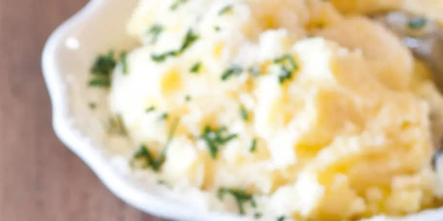 Bramborová kaše s pečeným česnekem a podmáslím