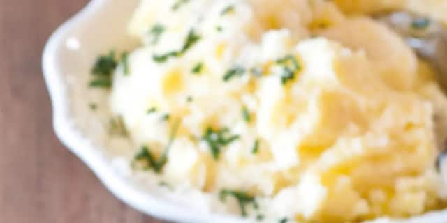 Bramborová kaše s pečeným česnekem a podmáslím