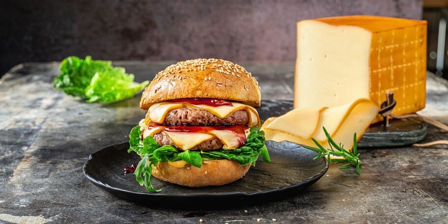 Double cheeseburger s brusinkami a uzeným sýrem