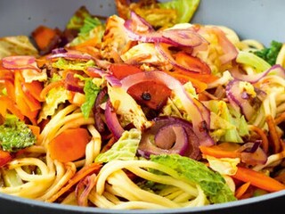 Čínské nudle se zeleninou a zázvorem