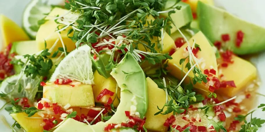 Avokádovo-mangový salát s limetkovým dresinkem