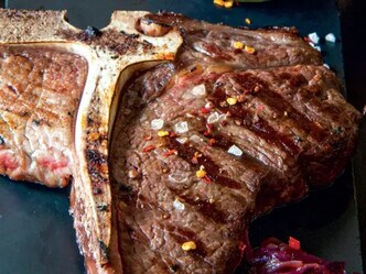 Hovězí t-bone steak s cibulovým čatní
