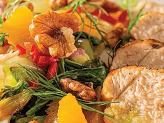 Kuřecí salát s pomerančem a ořechy