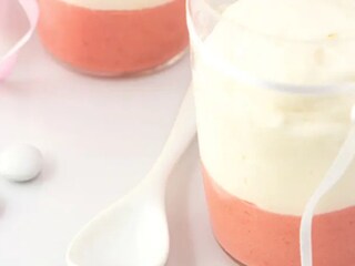 Bílá čokoládová pěna s jahodami