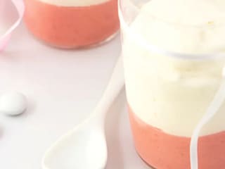 Bílá čokoládová pěna s jahodami