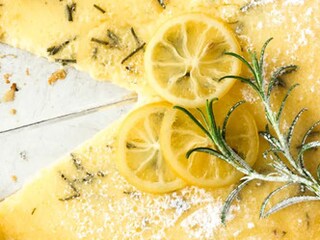 Francouzský citronový koláč s rozmarýnem