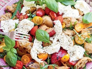 Salát panzanella s grilovanými broskvemi a mozzarellou