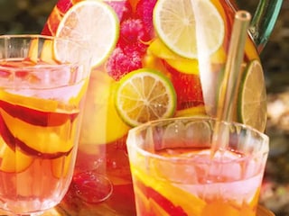 Rosé sangria plná letního slunce