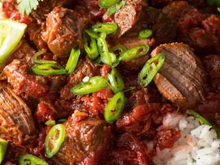 Pomalu pečené kari s červenou řepou