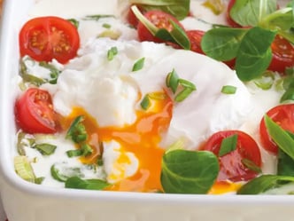 Sázené vejce se salátem s pečeným jogurtem