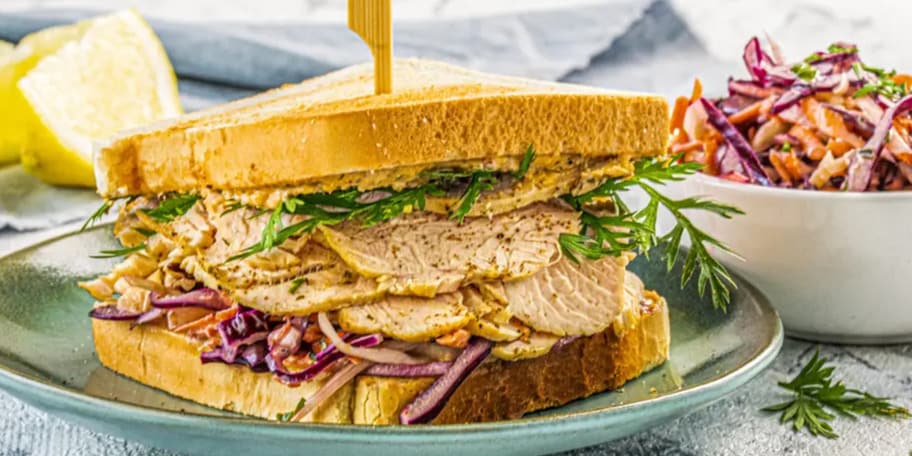 Krůtí sandwich s coleslaw salátem a parmazánovou pomazánkou