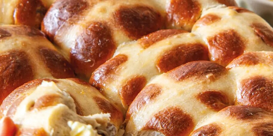 Velikonoční bochánky zvané cross buns (čti kros bans)