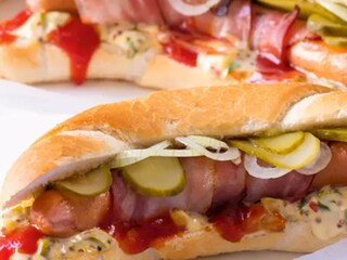 Hot dog se slaninou a cibulovými kroužky