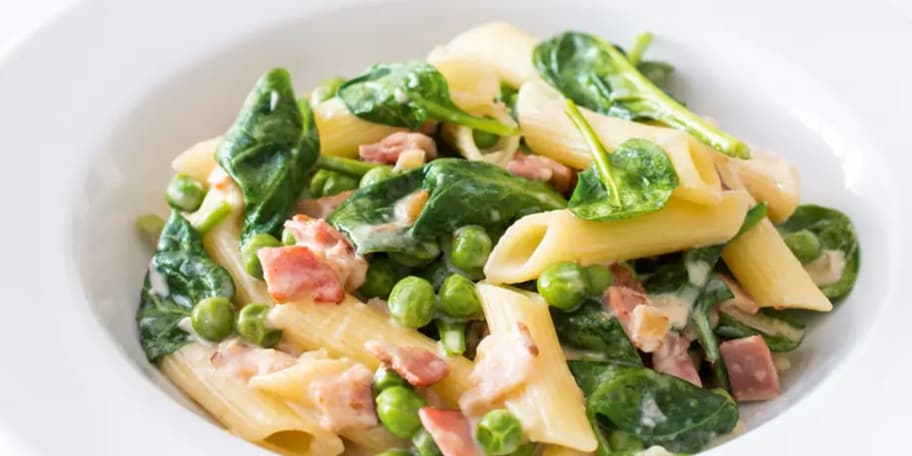 Těstoviny se slaninou, špenátem a nivou