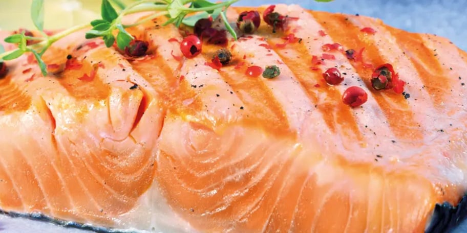 Grilovaný losos kisuč se středomořským salátem