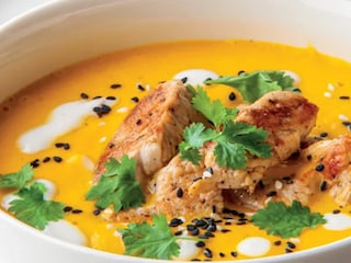 Domácí polévka z mrkve, dýně a kuřecího masa