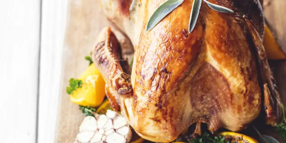 Pečená krůta se šalvějí a česnekem